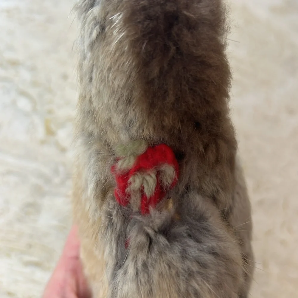 Vintage Handmade Inuit Style Fur & Beaded Doll Collectible Folk Art (FRAGILE) - Picture 12 of 13